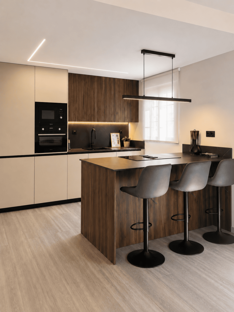 Una cocina con isla en nogal