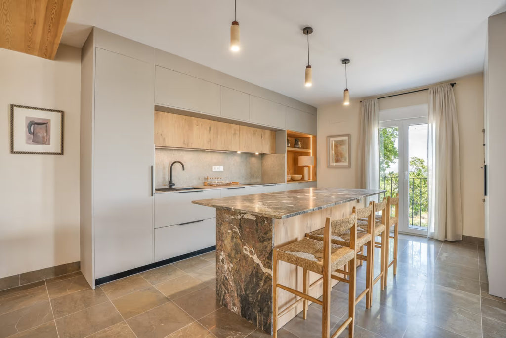 Descubre esta cocina con isla en una casa rural cerca de la sierra granadina, diseñada por Eurococina con mobiliario LivingPino. Un refugio contemporáneo donde madera, piedra y naturaleza conviven en armonía.