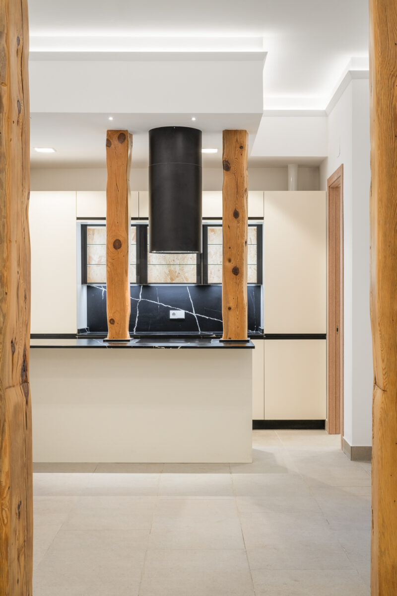 Espacios cálidos con un toque industrial: cocinas con estilo de taller en apartamentos de Madrid