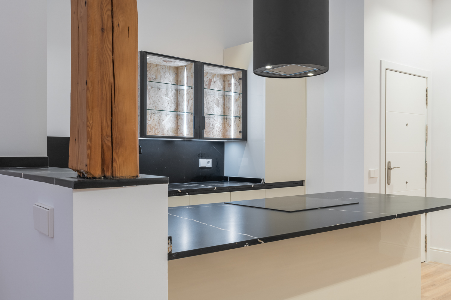 Industrial Loft: Workshop-Style Kitchens in Madrid Apartments