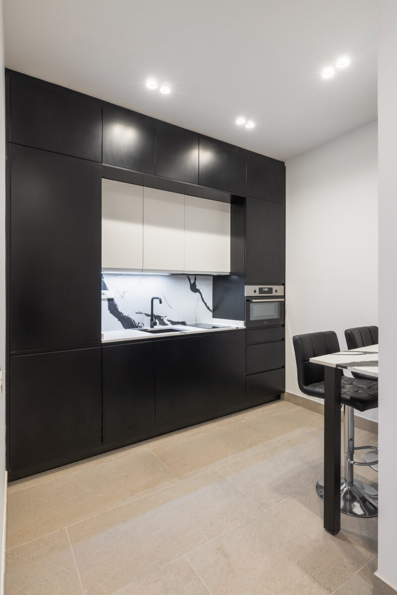 Cuisine d&rsquo;appartement : l&rsquo;alliance parfaite du noir et blanc