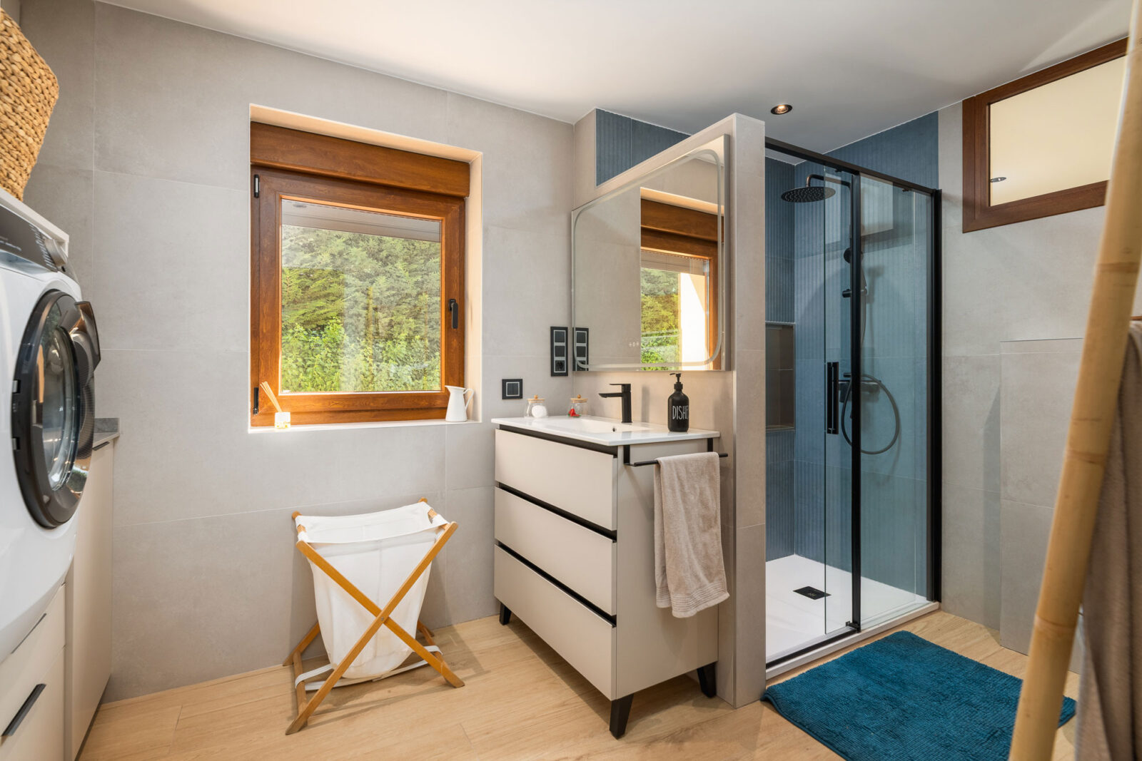 Une maison en parfaite harmonie : cuisine, salle de bains et buanderie