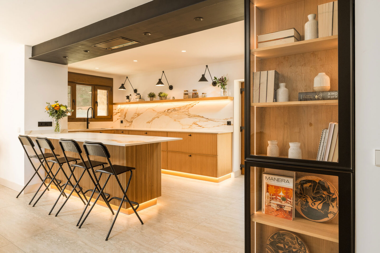 Un espace qui séduit au premier regard : cuisine blanche et bois avec péninsule