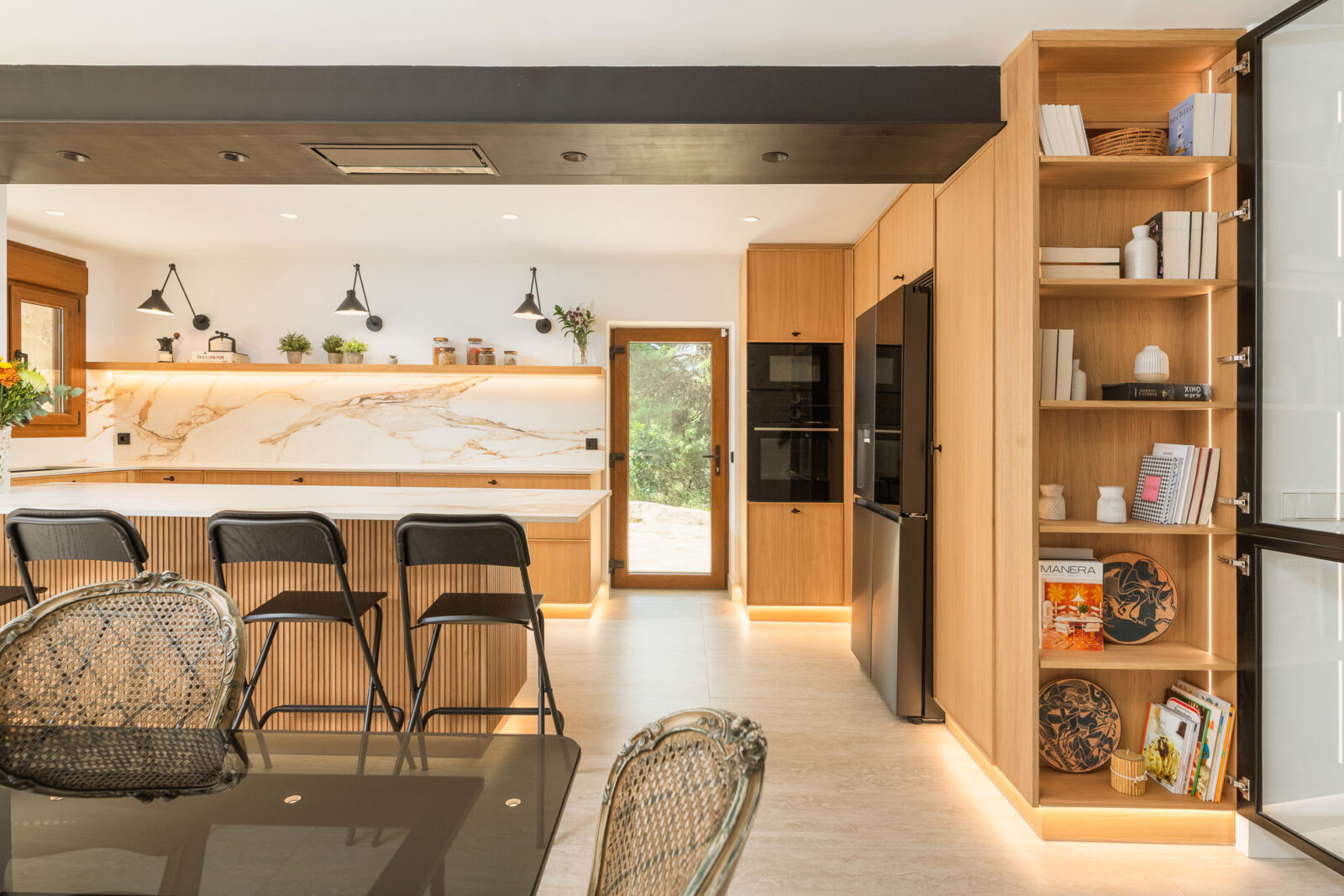 Un espace qui séduit au premier regard : cuisine blanche et bois avec péninsule
