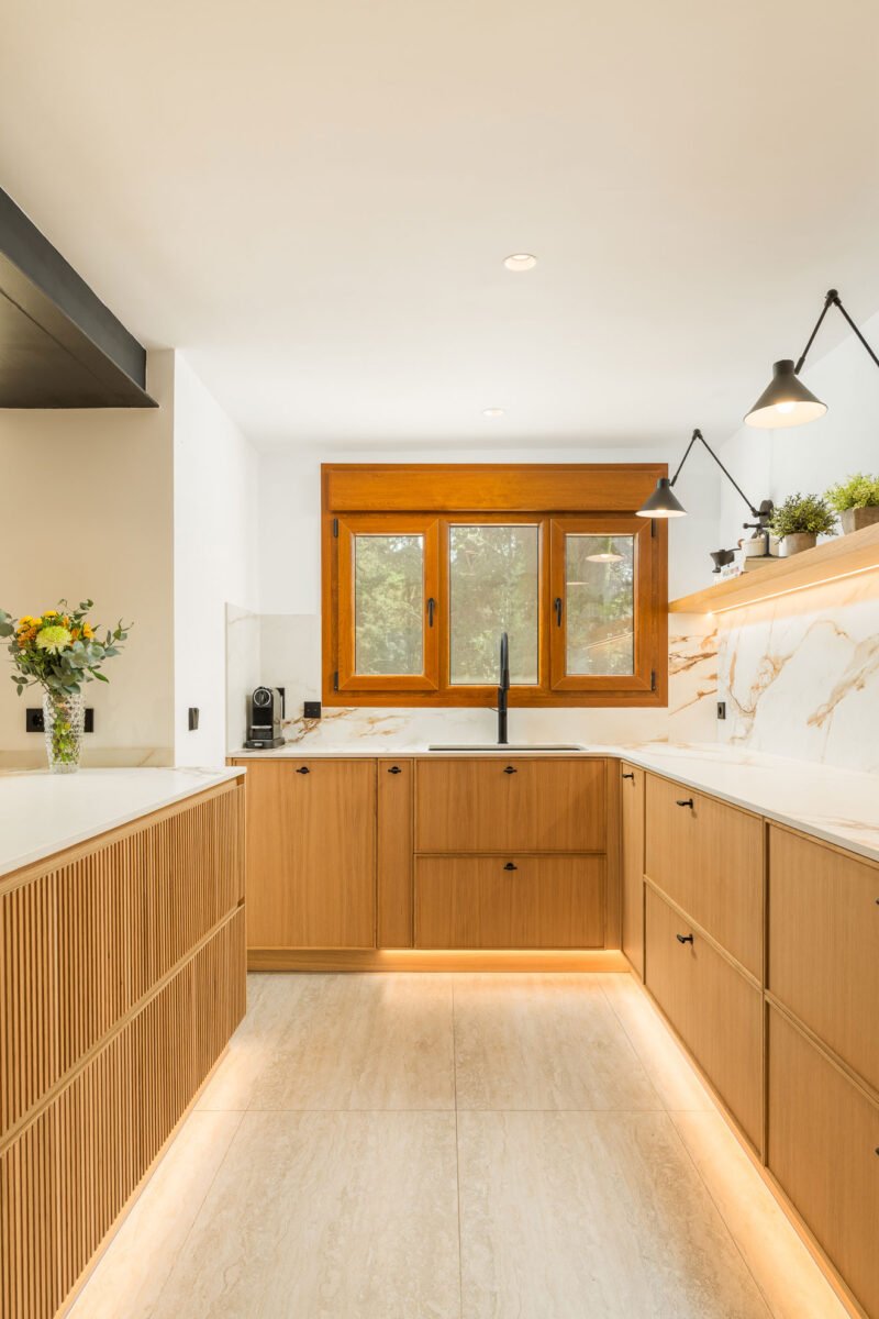Un espace qui séduit au premier regard : cuisine blanche et bois avec péninsule