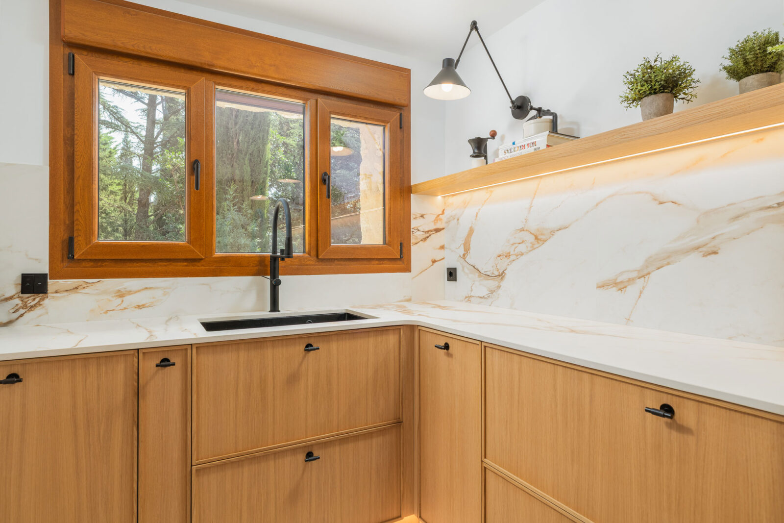 Un espace qui séduit au premier regard : cuisine blanche et bois avec péninsule