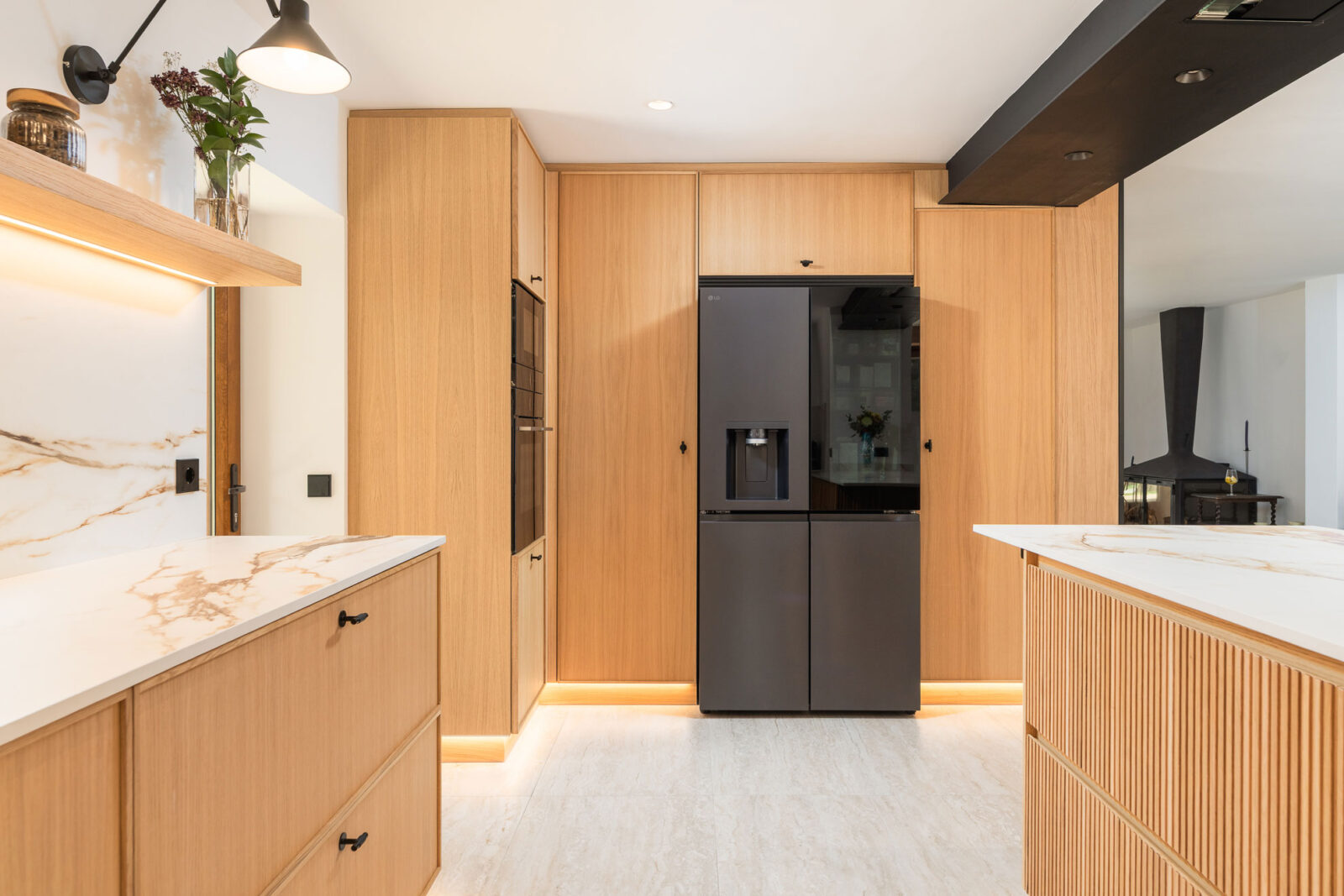 Un espace qui séduit au premier regard : cuisine blanche et bois avec péninsule