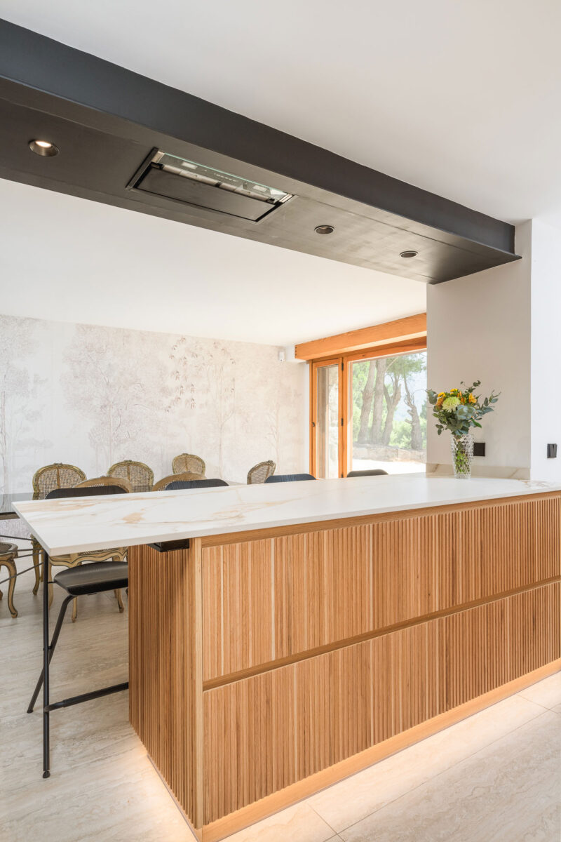 Un espace qui séduit au premier regard : cuisine blanche et bois avec péninsule