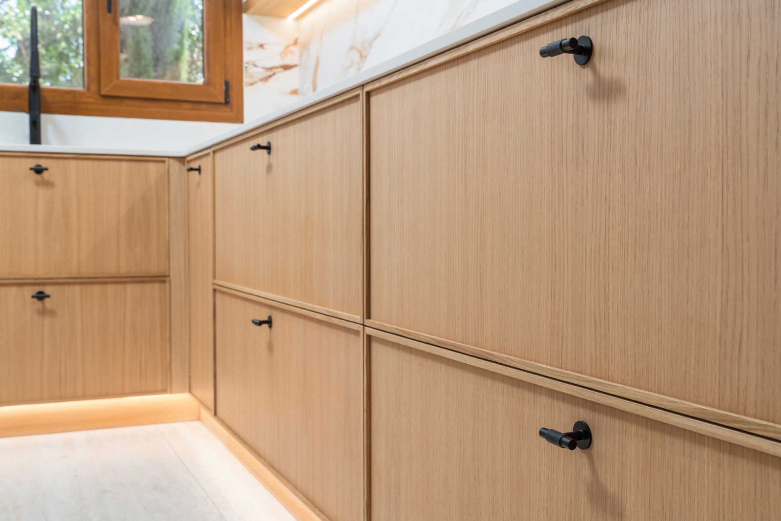 Un espace qui séduit au premier regard : cuisine blanche et bois avec péninsule