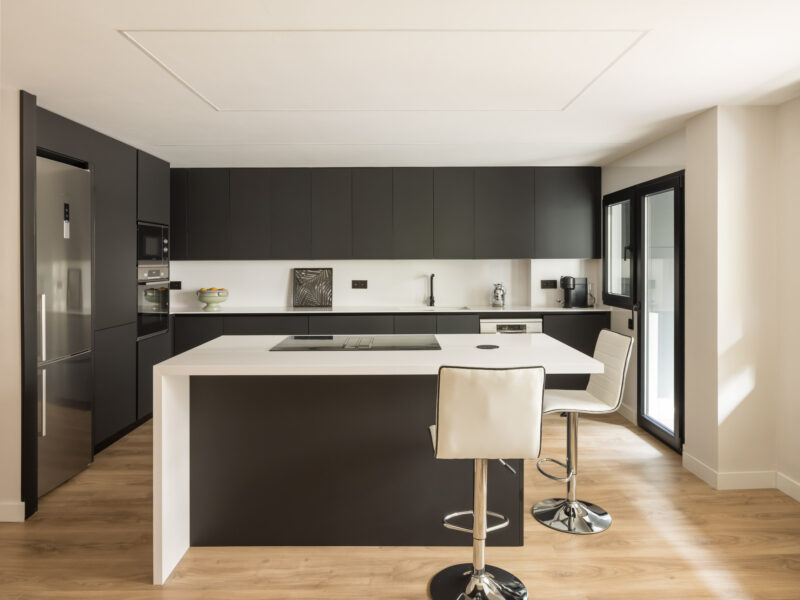 Cuisine moderne noire et blanche