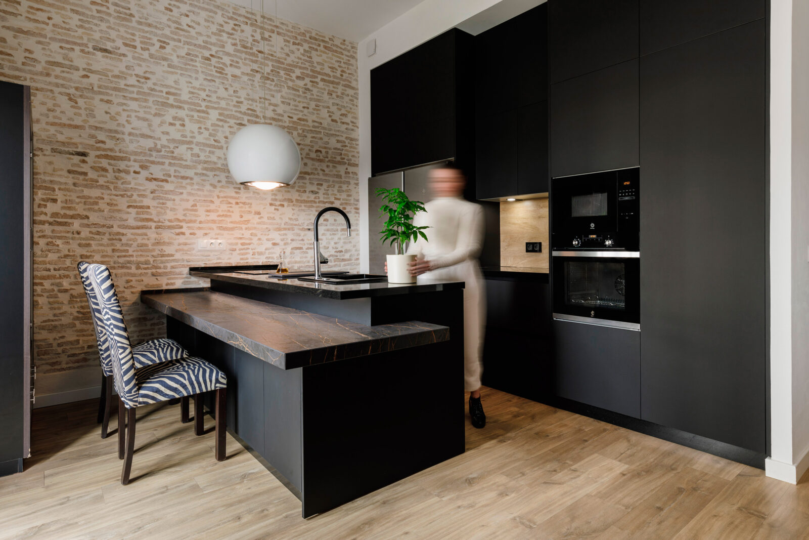 Tout en noir : une cuisine misant sur le noir comme couleur dominante