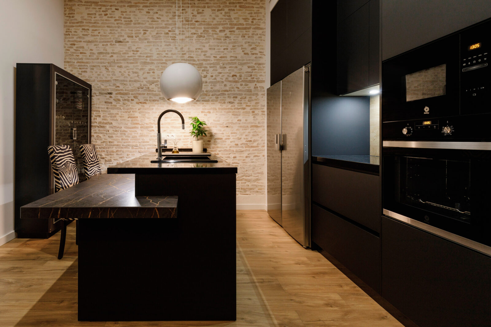 Tout en noir : une cuisine misant sur le noir comme couleur dominante