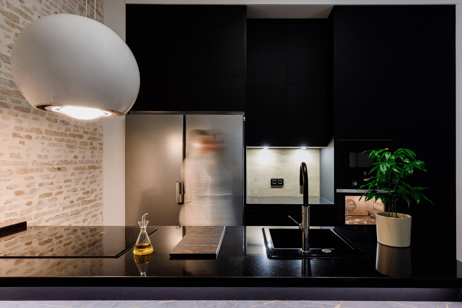Tout en noir : une cuisine misant sur le noir comme couleur dominante