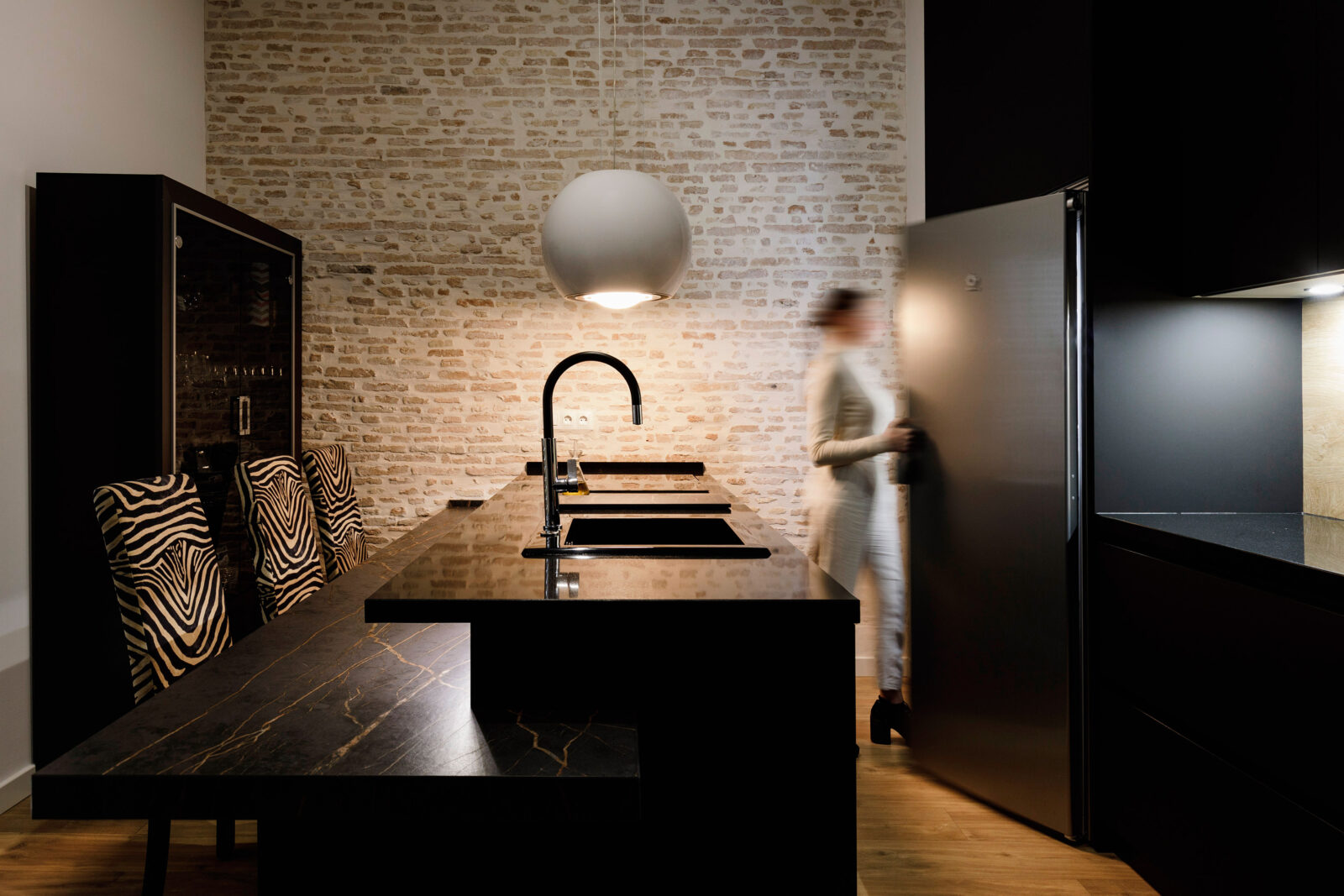 Tout en noir : une cuisine misant sur le noir comme couleur dominante