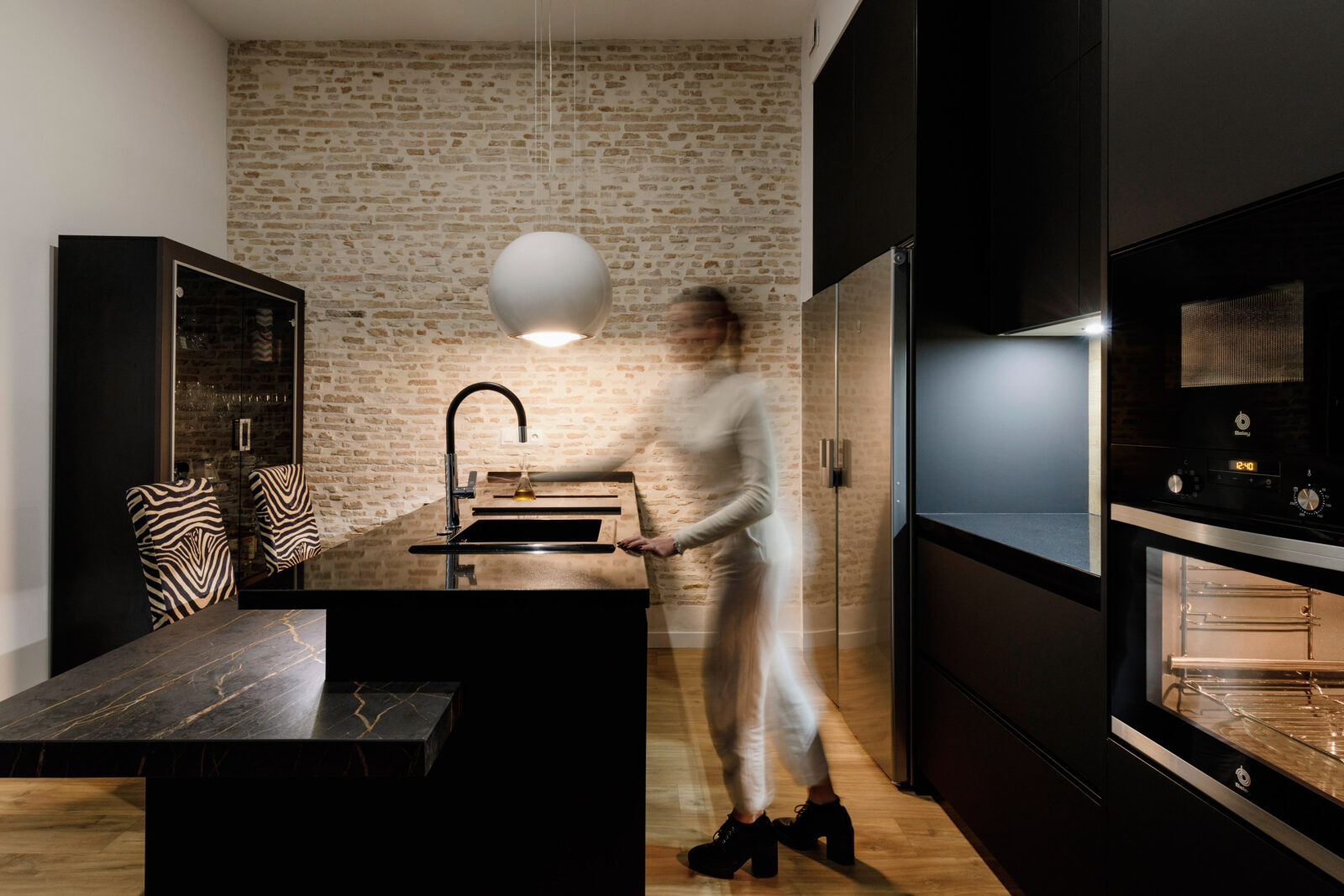Tout en noir : une cuisine misant sur le noir comme couleur dominante