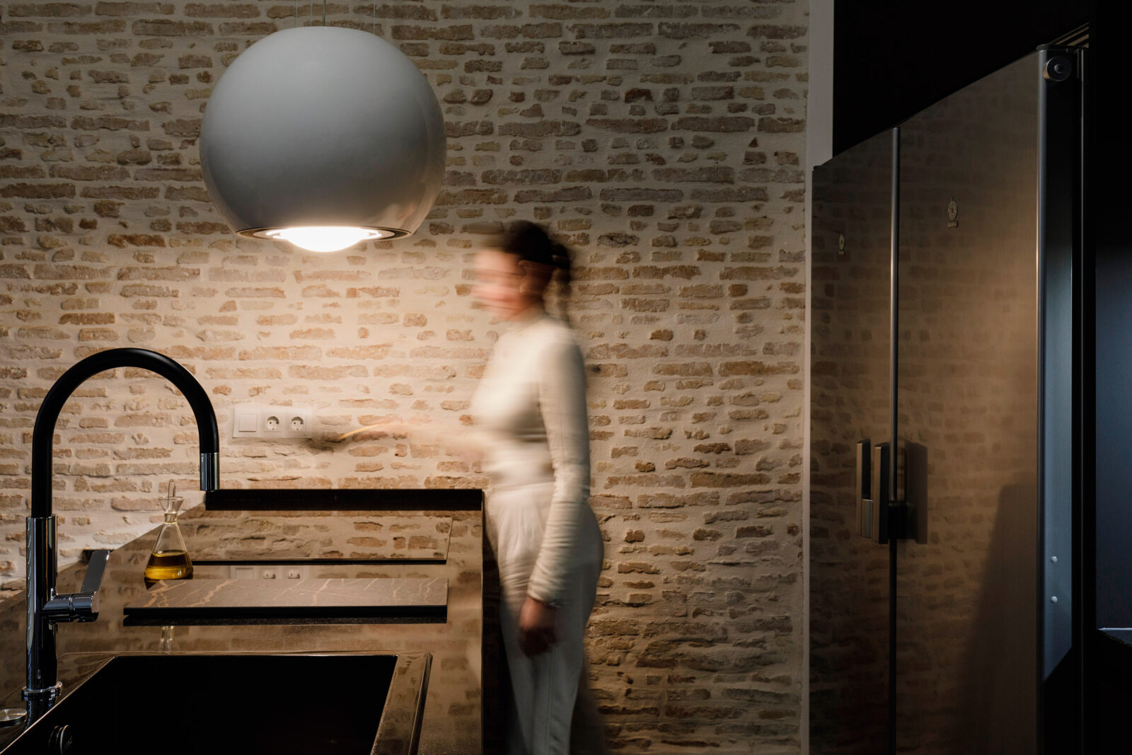 Tout en noir : une cuisine misant sur le noir comme couleur dominante