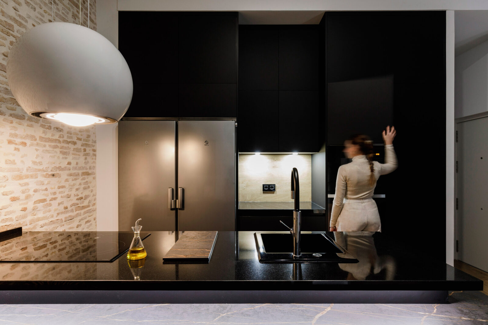 Tout en noir : une cuisine misant sur le noir comme couleur dominante