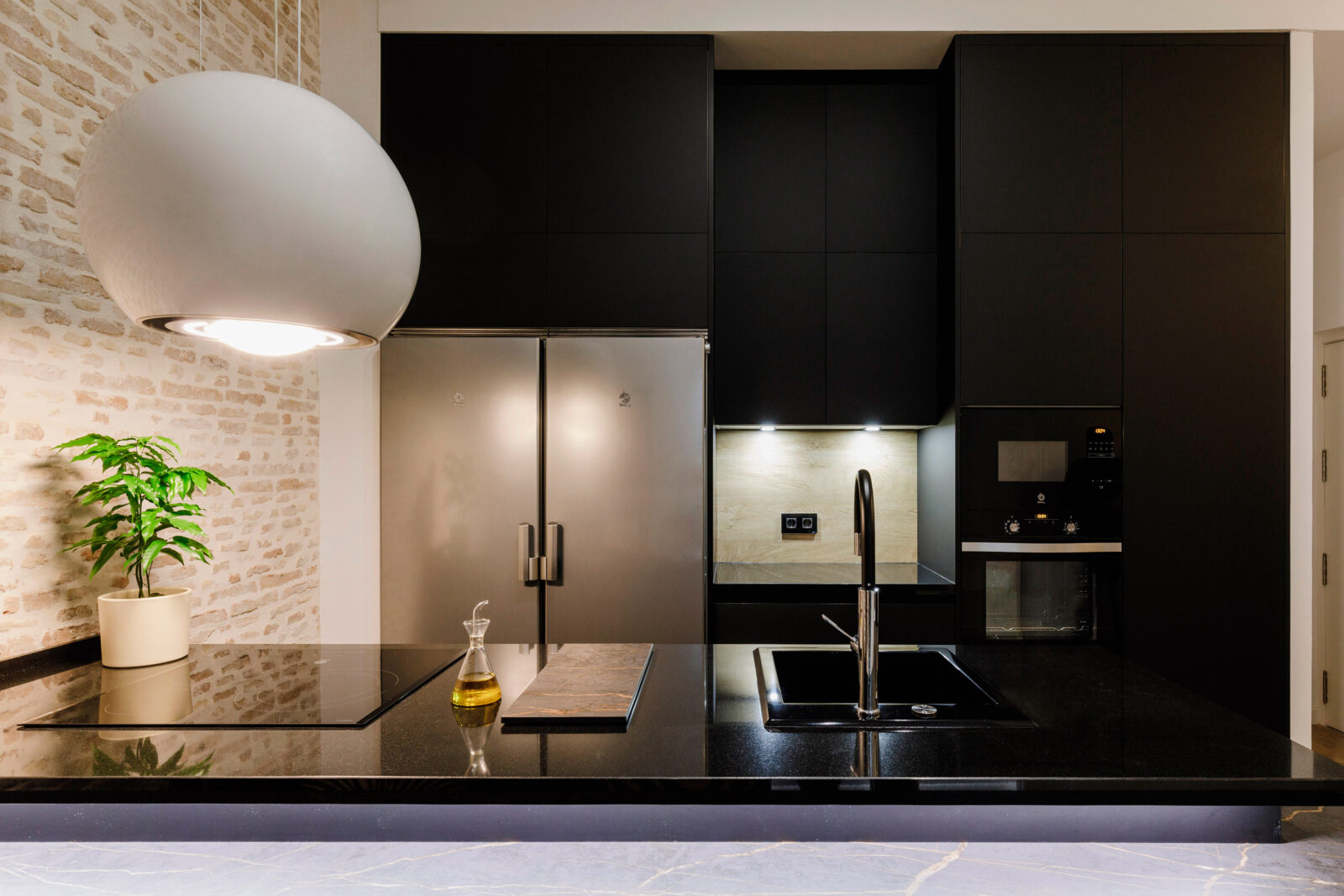 Tout en noir : une cuisine misant sur le noir comme couleur dominante