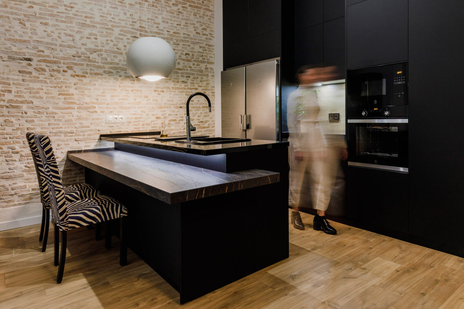Tout en noir : une cuisine misant sur le noir comme couleur dominante