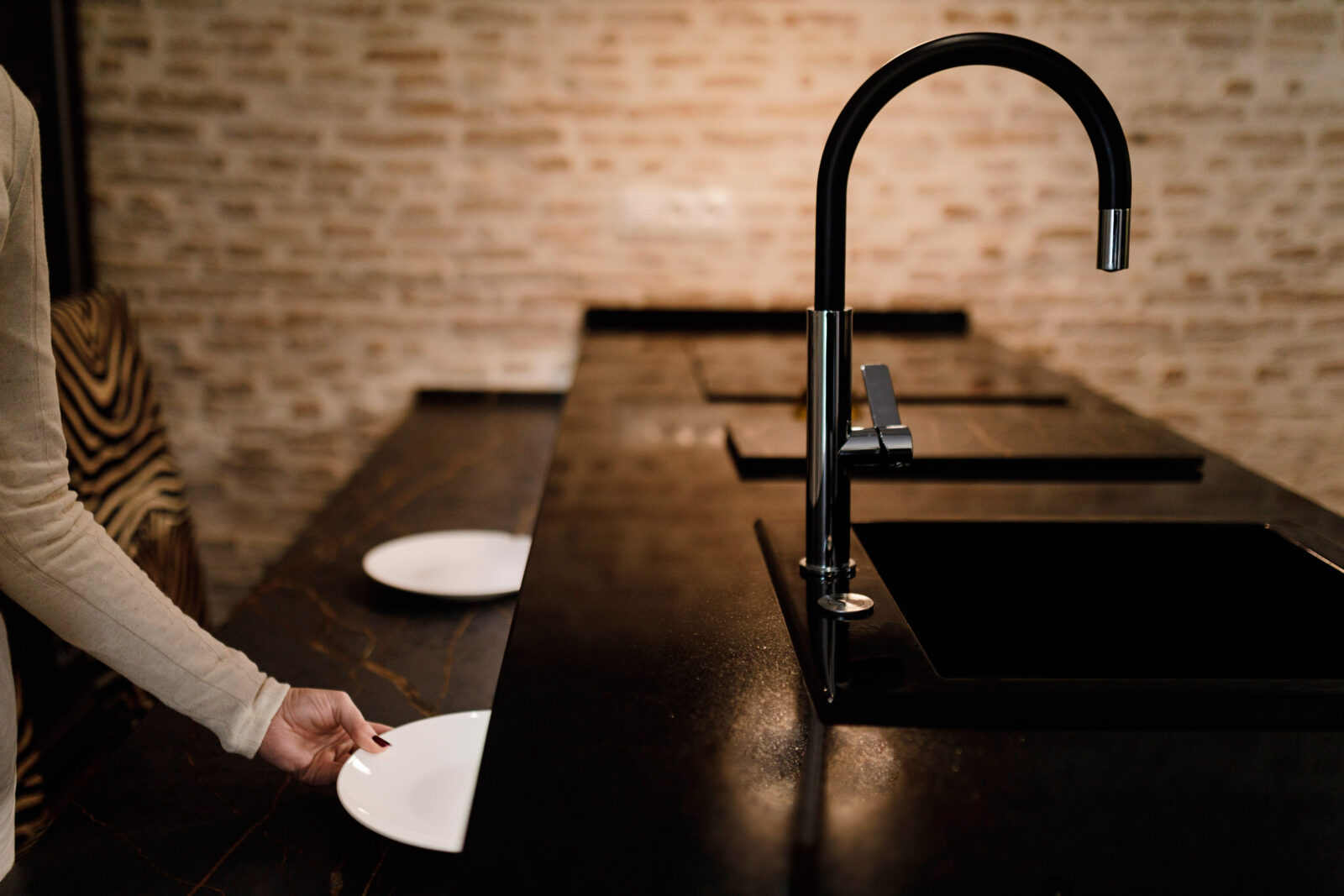 Tout en noir : une cuisine misant sur le noir comme couleur dominante