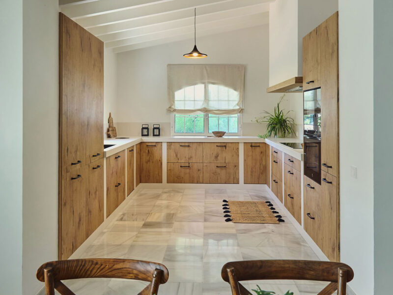 Space-Embracing: A Wooden Kitchen