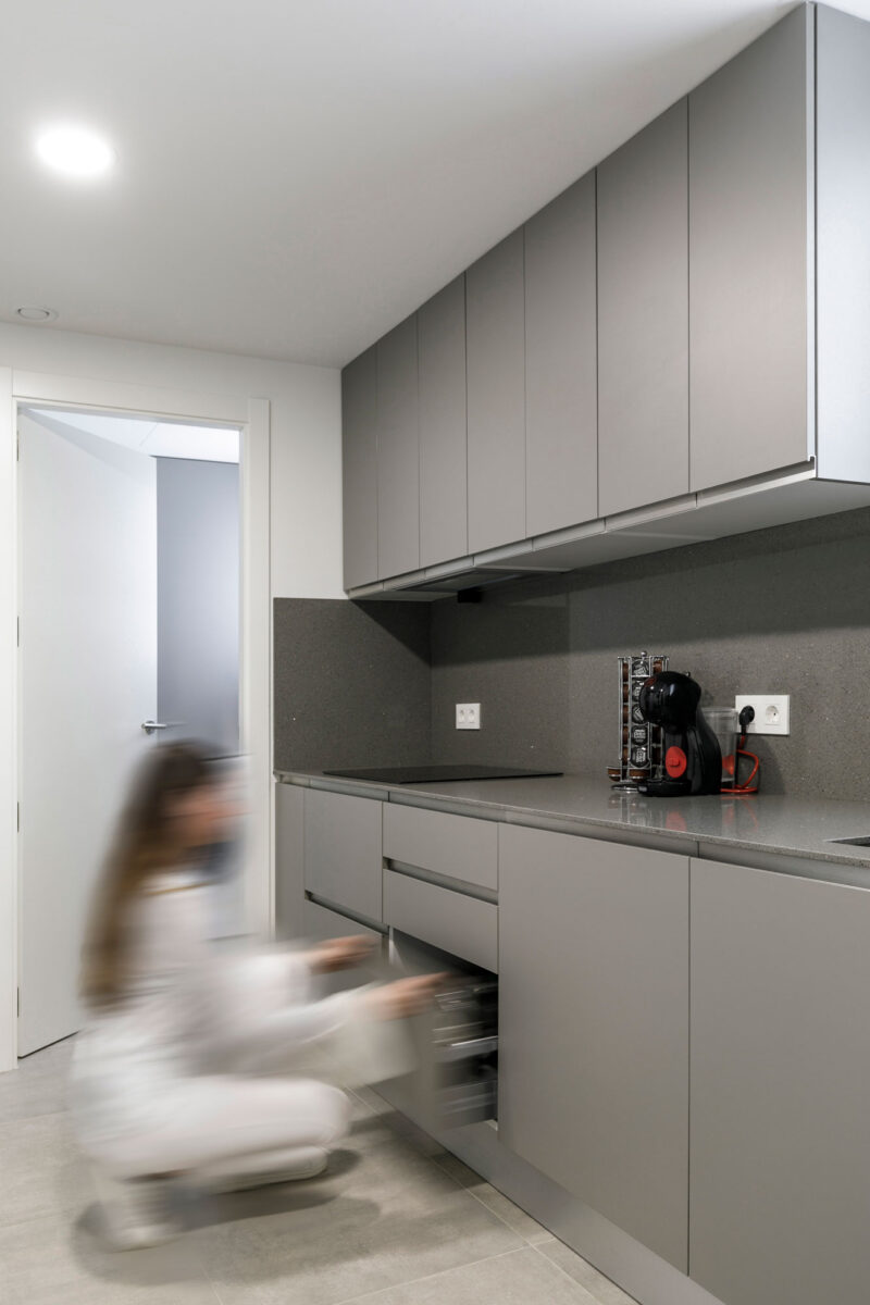Una cocina en paralelo que aprovecha cada centímetro