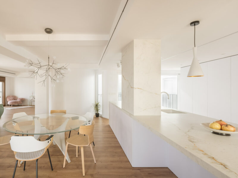 A kitchen that multiplies the light