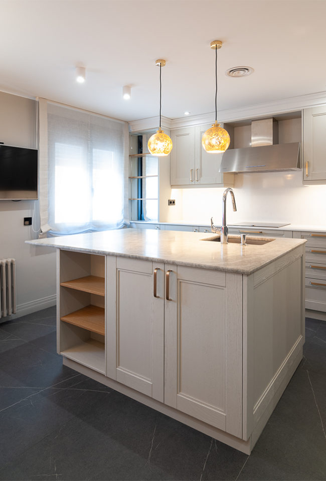 Classic Elegance: Kitchen with Island and Dining Area
