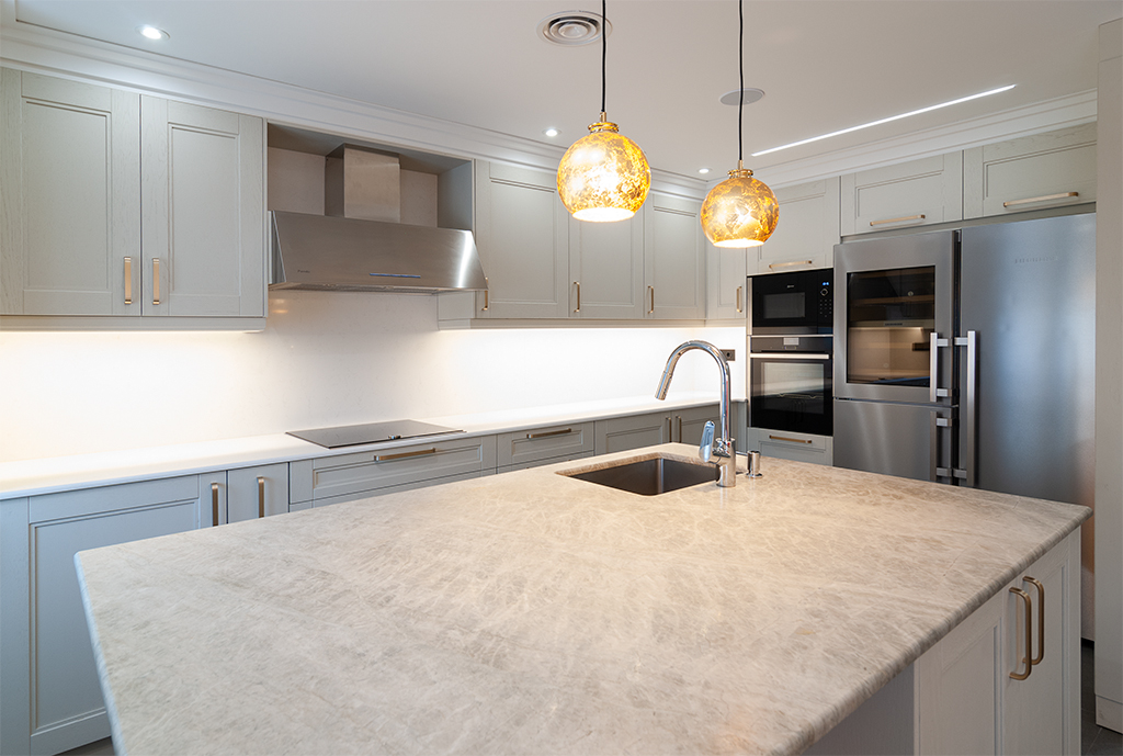 Classic Elegance: Kitchen with Island and Dining Area