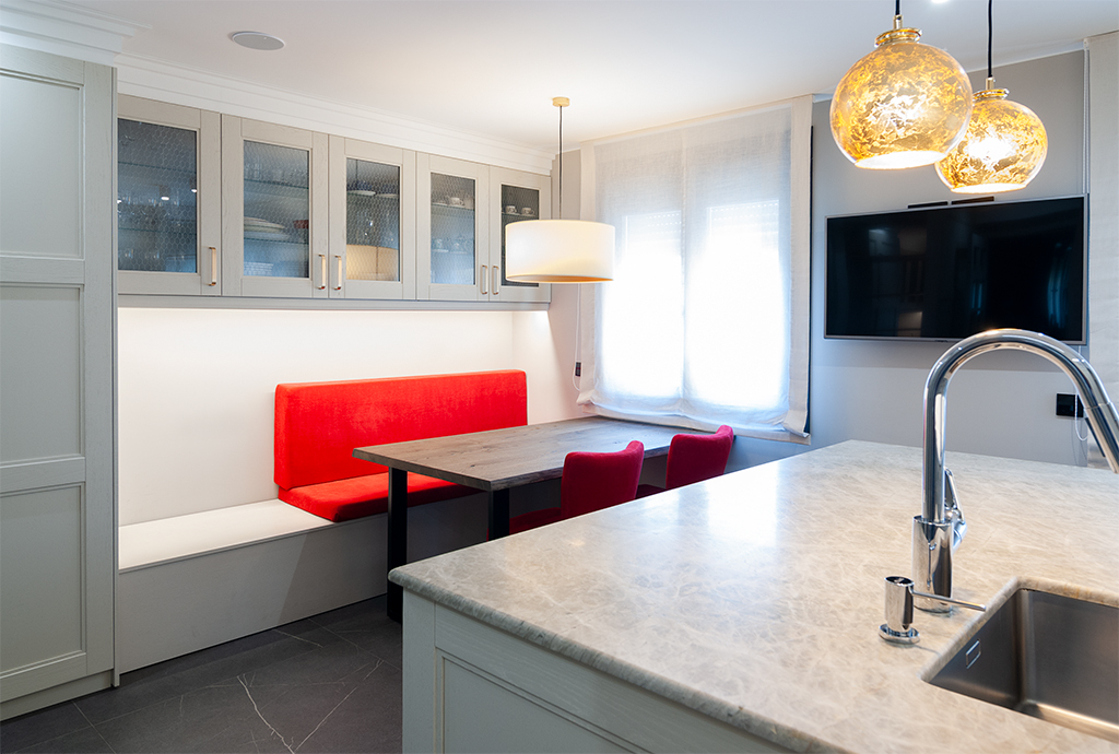 Classic Elegance: Kitchen with Island and Dining Area
