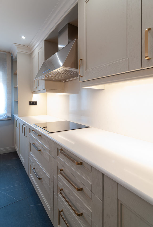 Classic Elegance: Kitchen with Island and Dining Area