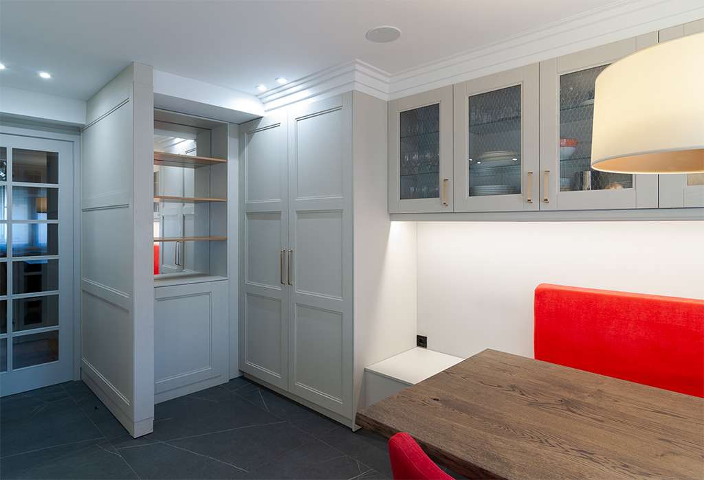 Classic Elegance: Kitchen with Island and Dining Area